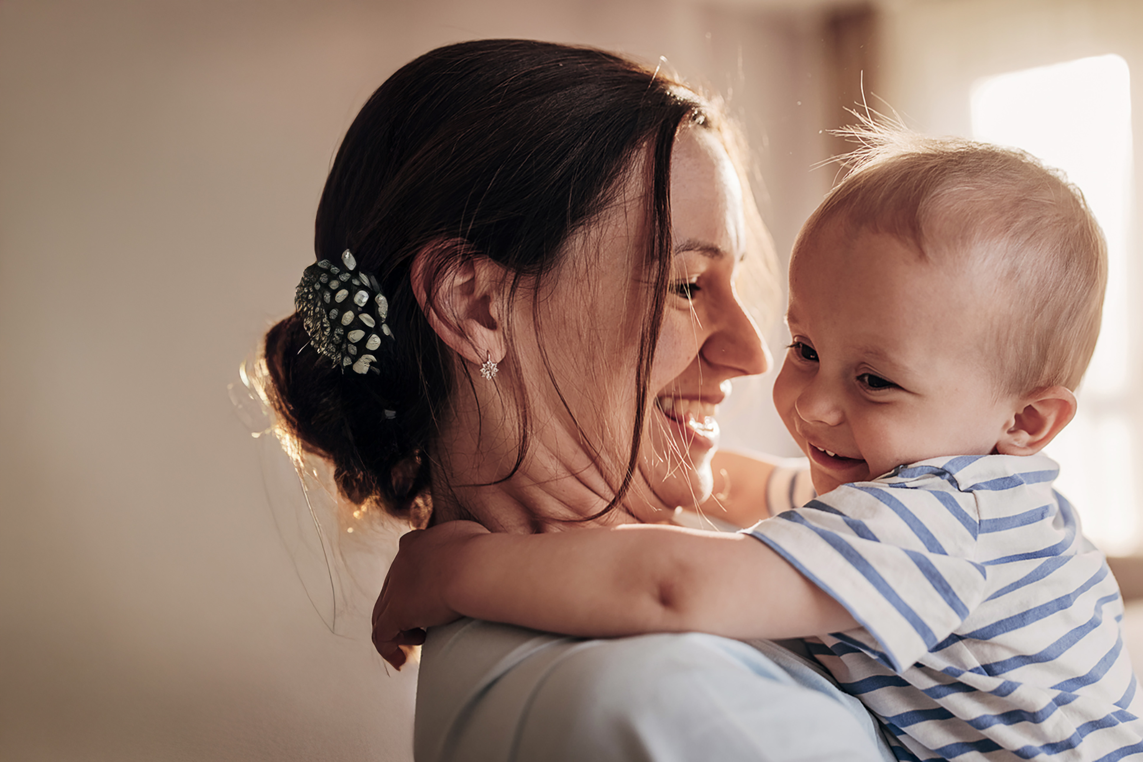 Frau hält Baby auf dem Arm