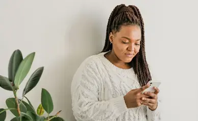 Frau blickt auf Handy