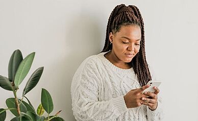 Frau blickt auf Handy