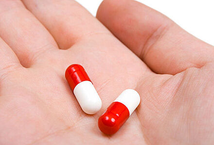 Hand mit Antibiotika (© Shutterstock.com / Tatiana Popova)