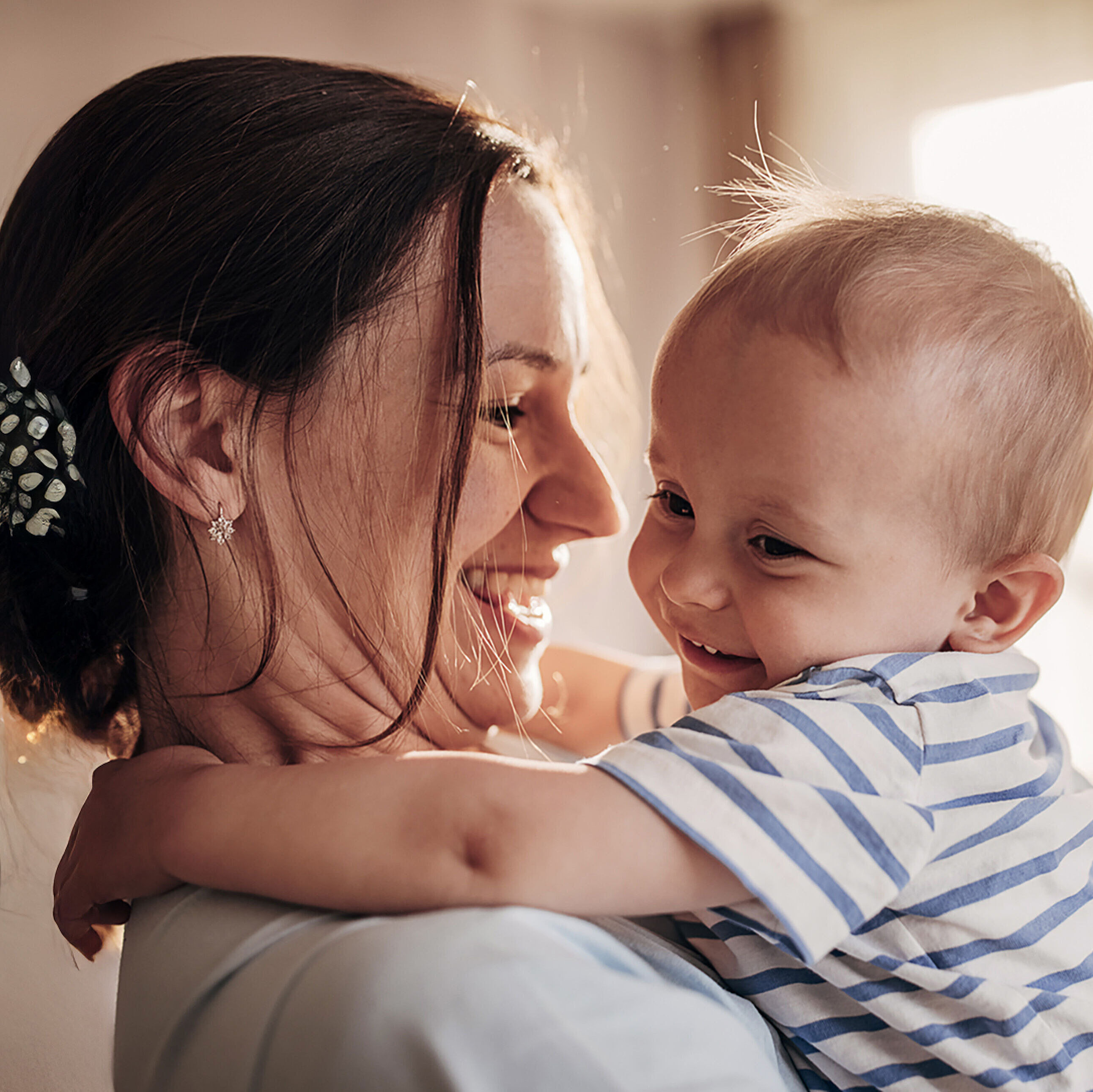 Frau hält Baby auf dem Arm