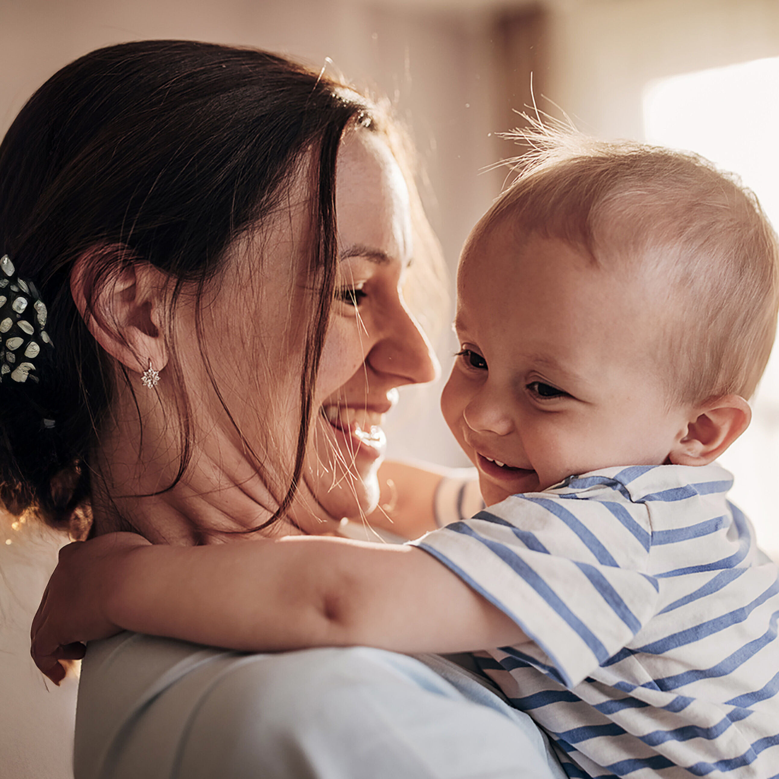 Frau hält Baby auf dem Arm