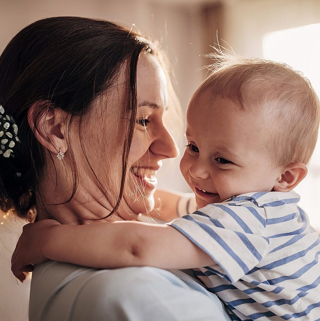 Frau hält Baby auf dem Arm