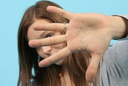 Frau hält Hand vor ihr Gesicht