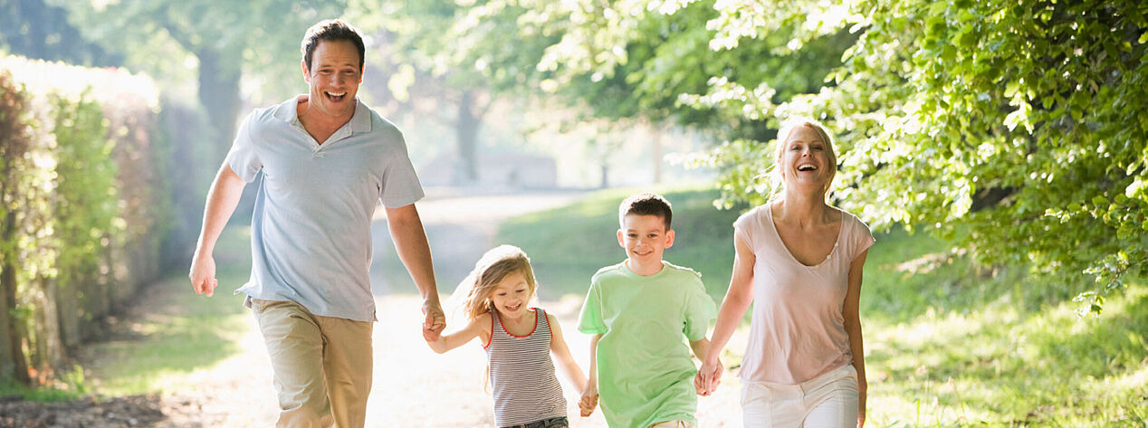 Familie läuft im Freien (© iStock.com / monkeybusinessimages)