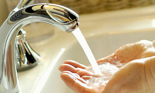 Hände unter dem Wasserhahn (iStock.com/Fertnig)