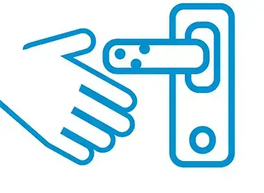 Eine Hand greift nach einem ungereinigten Türgriff