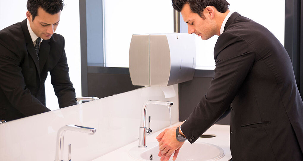 Anzugträger wäscht sich die Hände (© iStock.com / Kemter)