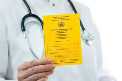 Arzt hält Impfpass in der Hand