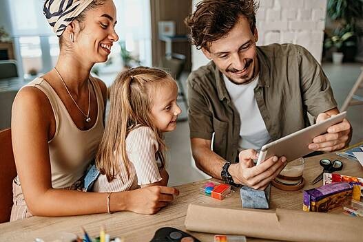 Familie sucht gemeinsam am Tablet etwas