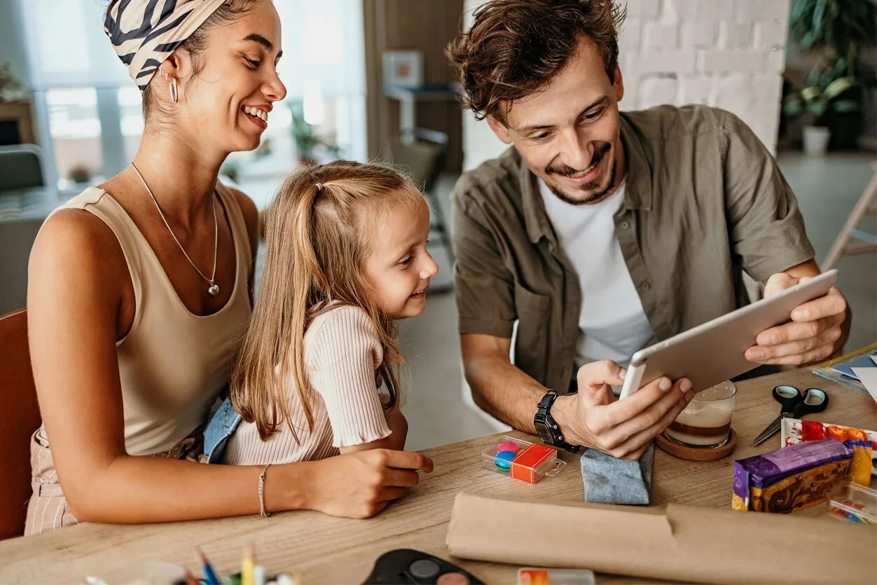 Familie sucht gemeinsam am Tablet etwas