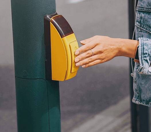 Hände an Ampelschaltung