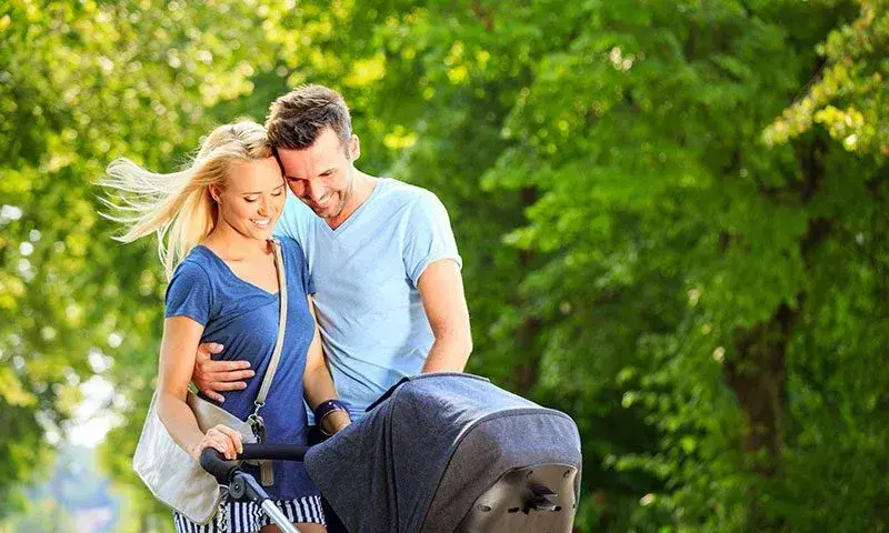 Paar mit Kinderwagen