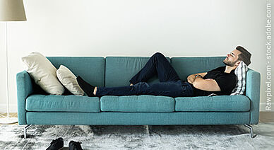 Mann liegt auf der Couch