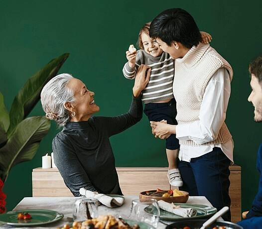 Familie und ältere Person