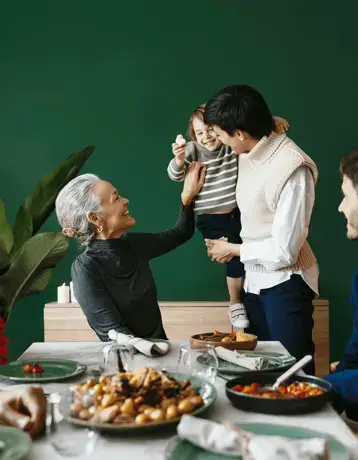 Familie und ältere Person