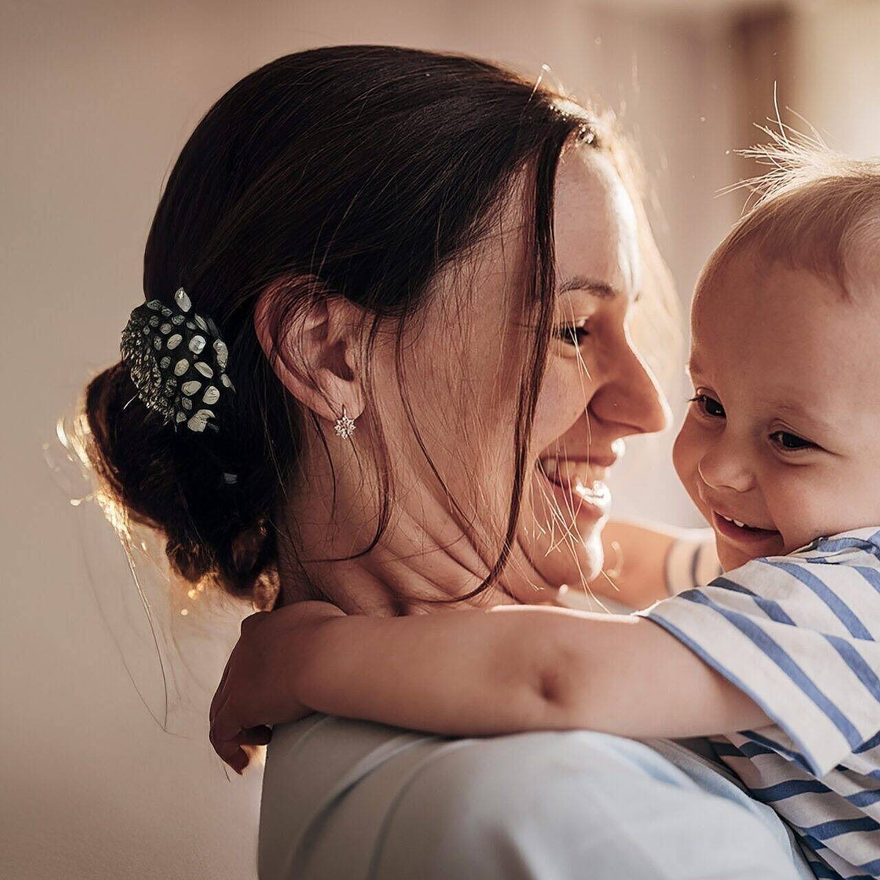 Frau hält Baby auf dem Arm