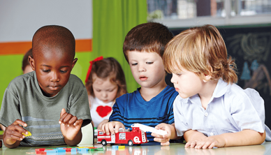 Kinder spielen zusammen im Kindergarten