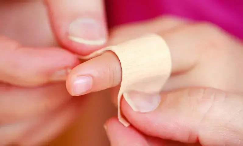 Finger wird mit Pflaster abgedeckt (© iStock.com / timsa)