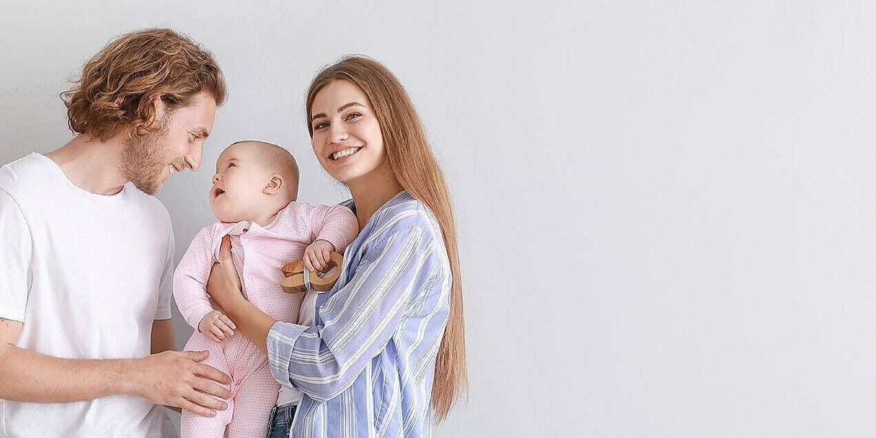 Junges Paar mit Baby