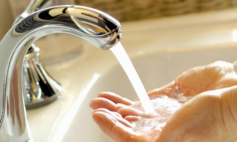 Hände unter dem Wasserhahn (iStock.com/Fertnig)