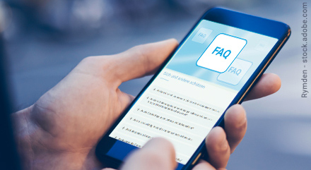 Smartphone Display auf dem die Website https://www.infektionsschutz.de/coronavirus/schutzimpfung/fragen-und-antworten.html angezeigt wird