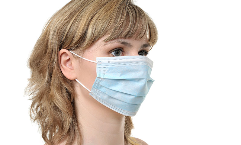 Frau mit Mundschutz (© BildPix.de / Fotolia)