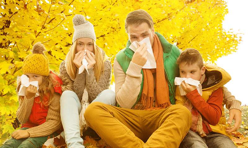 Erkrankte Familie im Park (drubig-photo / © Fotolia)