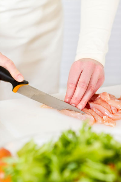 Fleisch auf dem Schneidebrett (© kjekol / iStock / ThinkStock)