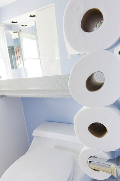 Mehrere Rollen Papiertücher vor einer Toilette (© iStock.com / patty_c)