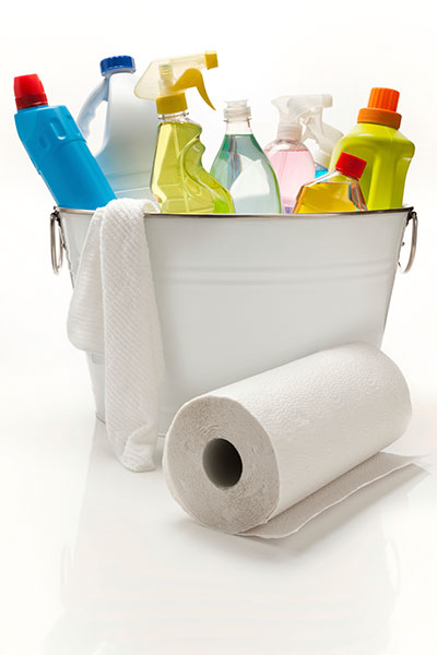 Diverse Reinigungsmittel und eine Rolle Papiertücher (© iStock.com / graphicola)